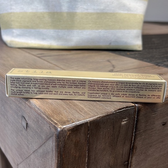 STILA Huge Extreme Lash Mascara (in Black) - Picture 3 of 6